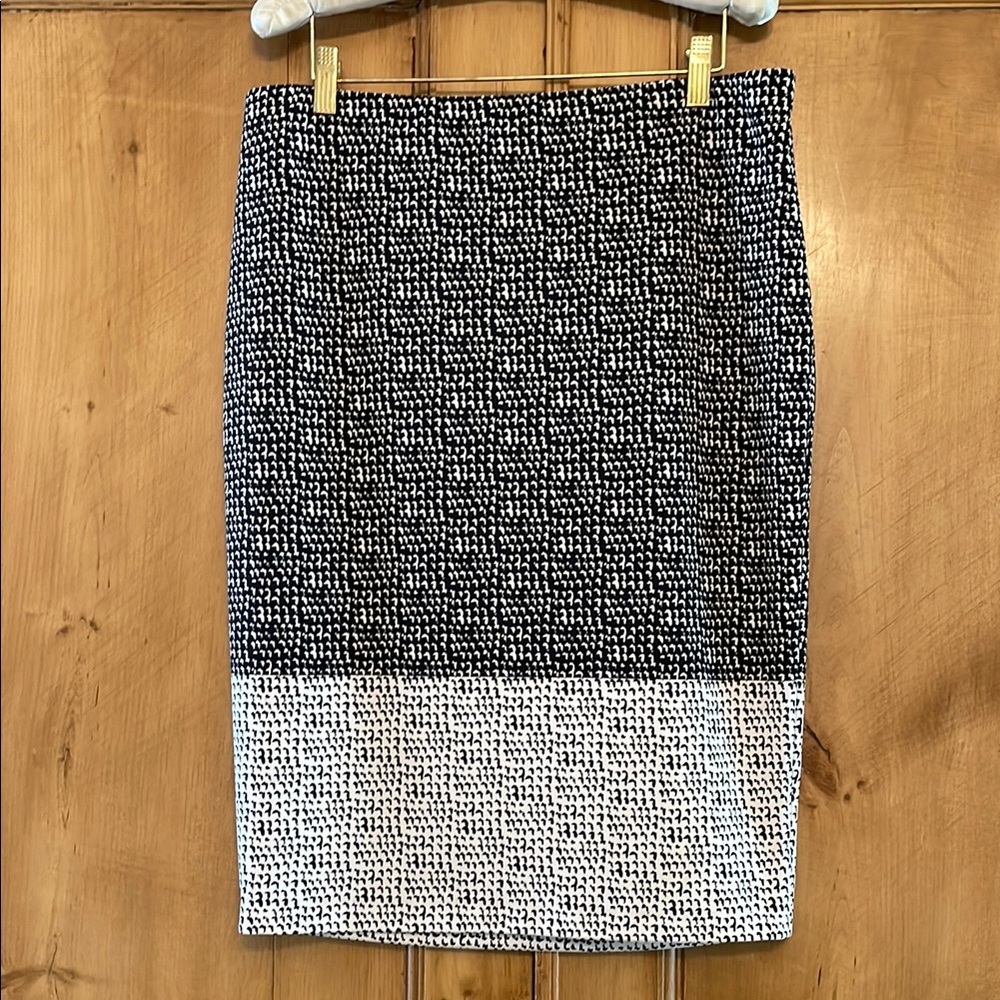 Vince Camuto black and white 25” long pencil skirt L
